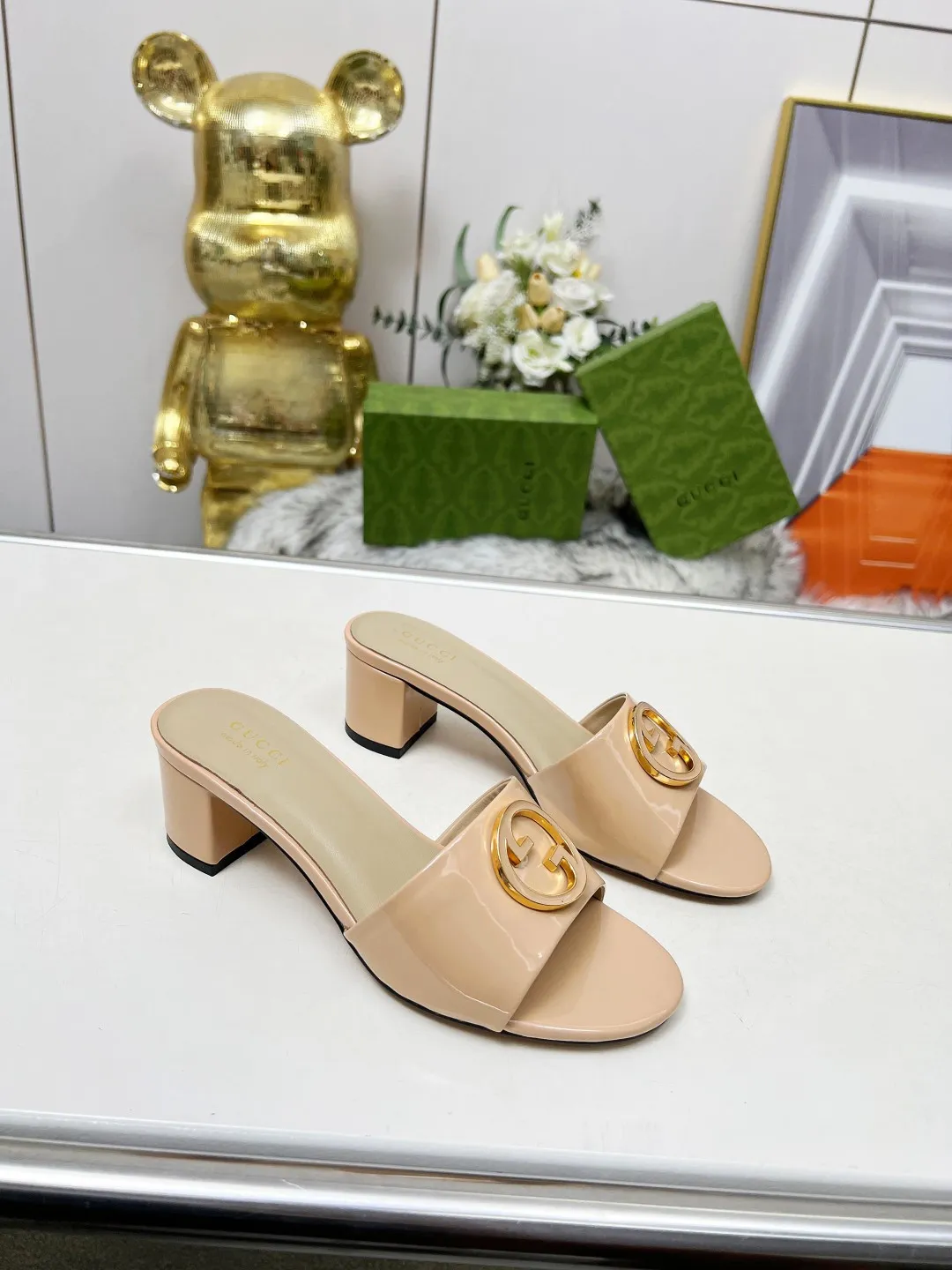 👟👟Ex-factory price 360👟👟 Genuine leather sole +40 Gucci 𝟐𝟎𝟐5 new spring and summer double G buckle round toe medium heel slippers, this G family series of slippers are so beautiful, high-end must buy~ The double G Logo is so beautiful on the feet, a classy style! The buttons have the GUCCI logo. Fabric: Cowhide Lining: Sheepskin lining Sheepskin pad Heel height: 5CM Sole: Italian genuine leather outsole Size: 35-44 [42 43 44 customized]